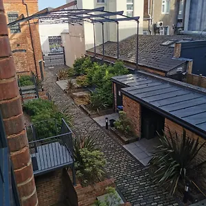  Apartment Axiom - Beautiful Stylish 2 Bed.