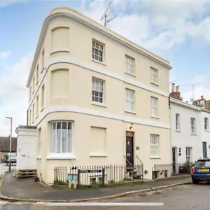  Holiday home Unique & Stylish Town House,