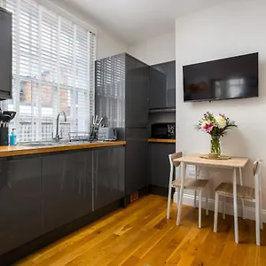  Apartment Contemporary Ground Floor - Town Centre With Parking!